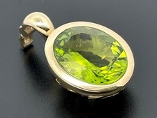 CLIP ANHÄNGER AUS 375/- GELBGOLD MIT PERIDOT FACETTENREICH SCHMUCKJAGD
