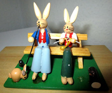 Osterdekoration *Erzgebirge* Hasen* Oma & Opa* auf der Bank* Ostern !