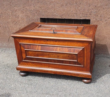 Barock Truhe Nussbaum aus Schloss Friedrichshafen - Brandmarke Königin Pauline