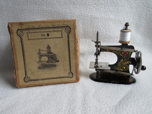 Alte kleine kindernähmaschine - alte,