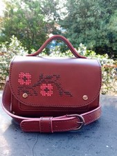 Handgefertigte Ledertasche mit Blumenstickerei und Holzhüften von StudioVS