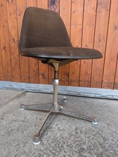 Charles Eames Fiberglas Stuhl