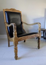 Schwarzer Ledersessel gedrechselte Beine geschwungene Arme Mangoholz Lieferung möglich 