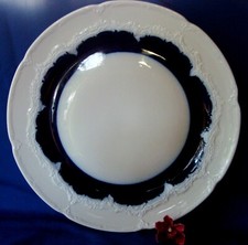 alter Teller weiß blau Relief