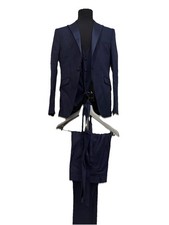 Anzug mit Weste und Krawatte