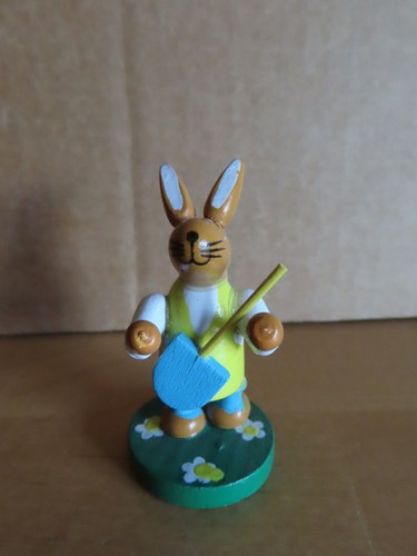 Figur hase mit schaufel steht - mit,