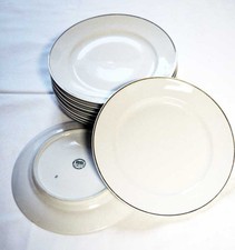9 weiße Kuchenteller mit