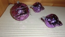 Deko, Weihnachten, 3 Teile, Kugel und 2 Zapfen, violett mit etwas silber