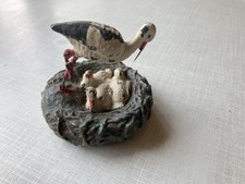 Storch mit jungen Störchen im