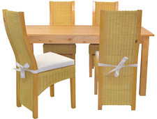 5tlg. Massivholz-Tischgruppe, 4 handgefertige Rattanstühle, inkl. Kissen