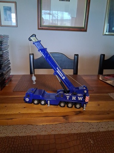 Truck mit teleskopkran thw - truck,
