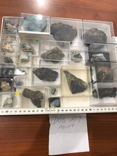 Sammlung Mineralien in Dosen