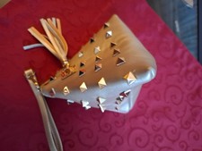 Witzige, coole kleine Tasche, goldfarben mit Nieten, ca 19 x 18 cm