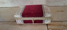 Vintage Schmuckschatulle mit roten Samt und Brokat ausgelegt