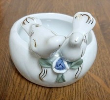 Hochzeit Deko Schale mit weißen Tauben mit Goldrand und Blüte 