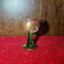 Vintage Römer Weinglas im böhmischen Stil mit grünem Stiel - vergoldetes Band & Rubinpfrogen