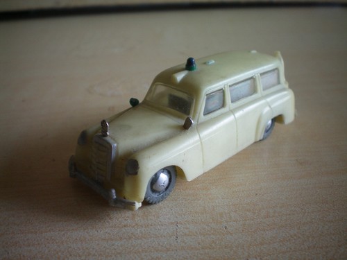Mercedes krankenwagen von siku - krankenwagen,