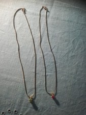 2 goldige Ketten mit je 1 Halbedelstein, Modeschmuck