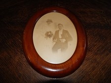 sehr schöner  alter  Bilderrahmen oval Holz Glas Aufhängung  + altes Foto