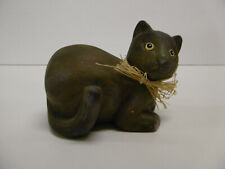 Liegende sitzende dunkle Katze mit halsband aus Ton Dekofigur