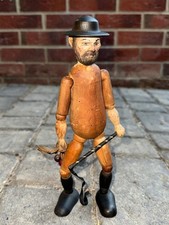 SELTENE ANTIKE HANDGESCHNITZTE HOLZ GELENKFIGUR EINES MANNES mit HUT - LEGENFIGUR ?