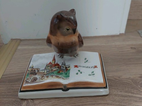 Porzellanfigur eule auf buch - auf,