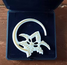 Porzellan Brosche, Classic