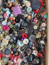 Konvolut Knöpfe Mix 100 gr.bunt uni 2 Loch 4 Loch Kurzwaren nähen Kunterbunt gut