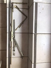 Fensterband mit Schließfunktion. Mit dem Mass 59,5 x 89,5 cm.