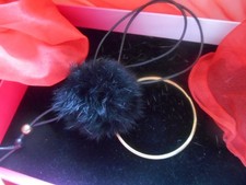 Hübsche Vintage Kette lang mit schwarzem Kaninchenfell Bommel Ungetragen Party..