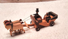 Alte Holzkutsche -Hochzeitz Kutsche Brautpaar Erzgebirge  GR 12cm