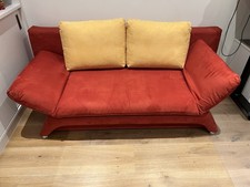 Rotes Musterring Schlafcouch