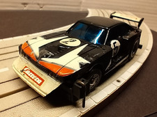 Carrera 160: schwarzer Sportwagen (Frontspoiler beschädigt), Motor läuft