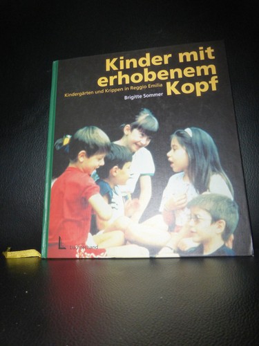 Kinder mit erhobenem kopf - erhobenem,