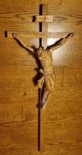 Kruzifix / Wandkreuz aus Holz mit Christusfigur
