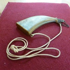 Pulverhorn, Pulverflasche aus Horn und Metall, Jagd, Jäger, Dekoration