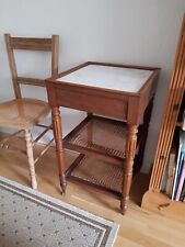 Alter Waschtisch mit Marmorplatte und Rädern