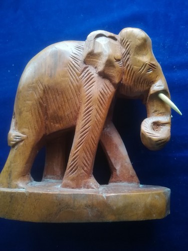 Elefant geschnitzt aus