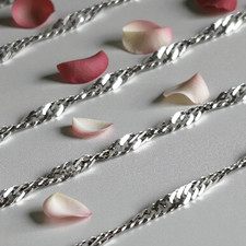 * Sehr schöne zarte Halskette