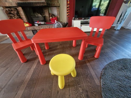Tisch und roter stuhl - tisch,