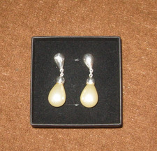 Perlenohrringe Tropfenform in