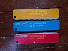 Drei Pantone Farbratgeber zu