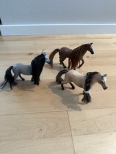 Drei Schleich Pferde mit