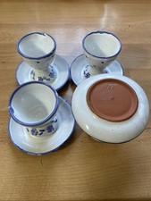 4 Eierbecher auf kleinem Teller