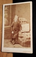 stehender kleiner Junge mit