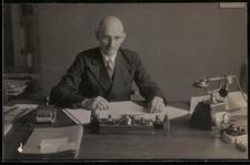 Fotografie Sekretär im Arbeitszimmer mit Telefon, Fernsprechapparat & Schreib-U 