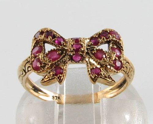 Bow 9ct gold - bow, rubin