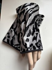 Handstulpen Stulpen Pulswärmer Leo Print silber grau schwarz Samt 17,5cm Leopard