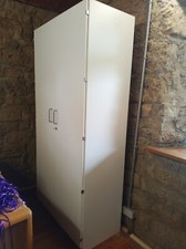 Großer Praxisschrank geschlossen für Medikamente und Verbandmittel