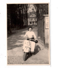 6112- Foto * Junge Frau auf